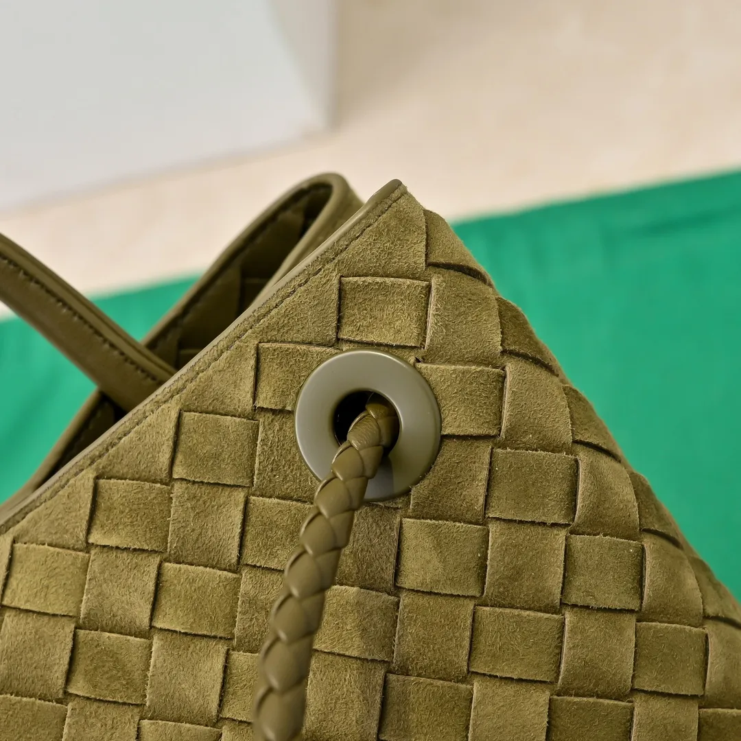 The 2024 new Andiamo batch 1920 BV has been shipped‼ ️Really popular🔥The new Andiamo woven handbag launched by Bottega Veneta this season is really popular all over the world! ! Celebrities at home and abroad have worn it, and Oscar-winning actress Michelle Yeoh has taken it out on the street. Song Jia, Trai Yara, Yu Feihong, Sanji Ayaka, Rosie Hunting-Whiteley, Yoshioka Riho, etc. have all picked up this bag. It is classic and versatile, showing off its temperament, and the bag capacity is also large, which is very convenient for daily commuting! ! A variety of carrying methods, the shoulder straps can be adjusted by yourself, the original lambskin feels soft and delicate, and the neutral style is created to break gender boundaries and bring a more practical and longer-lasting use experience. Andiamo, which has both elegant and casual styles, perfectly interprets the true appearance of "fashionable old money style". Style number: 7463 (suede) Size: 25*22*10.5cm